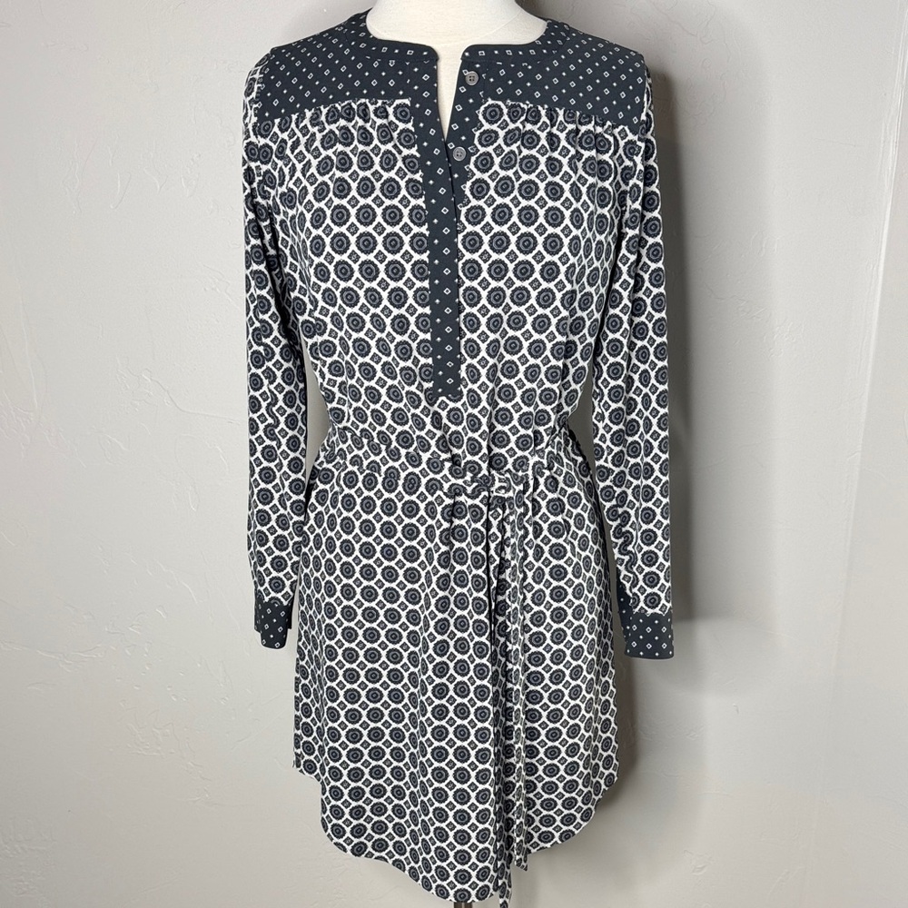 LOFT Gray and White Geometric Long Sleeve Dress